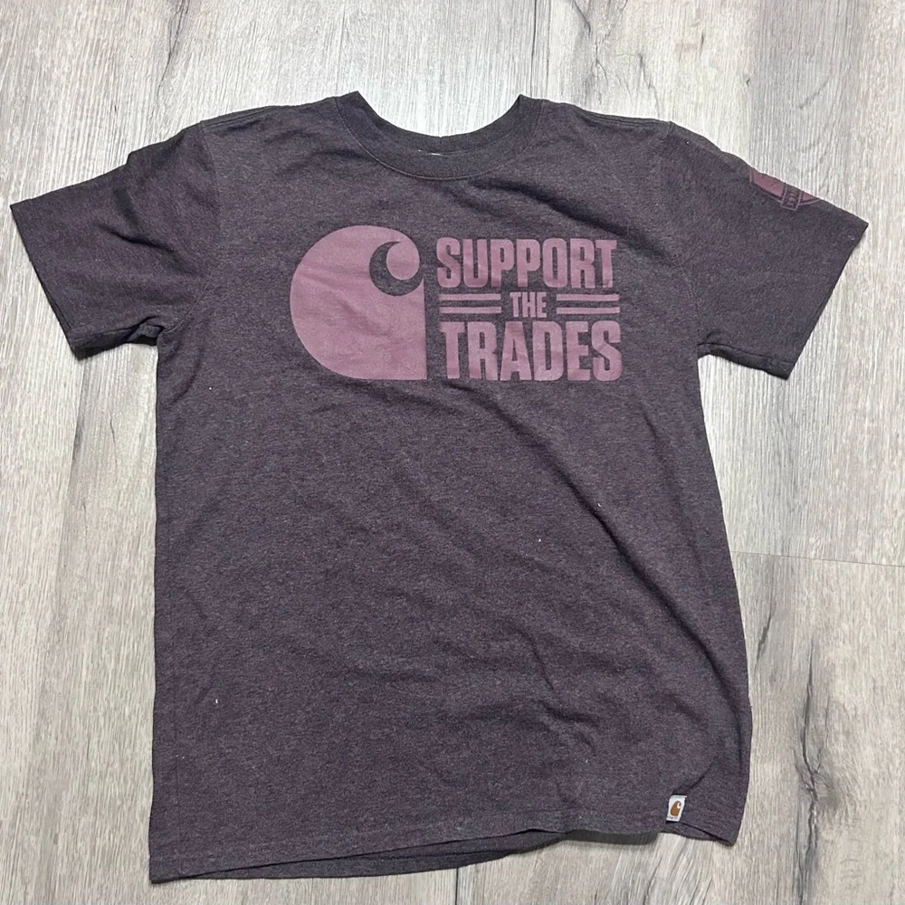 Carhartt Dark Gray T-Shirt with Maroon Graphic - Picture 1 of 4